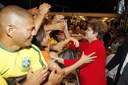  Presidenta Dilma Rousseff posa para foto com populares, durante Apresentação da Arena Castelão. Fortaleza-CE, 16/12/2012