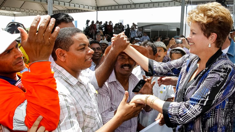 Presidenta Dilma Rousseff cumprimenta populares após cerimônia alusiva à visita ao Canal do Sertão Alagoano, no município de Água Branca. Água Branca - AL, 12/03/2013