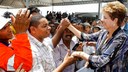 Presidenta Dilma Rousseff cumprimenta populares após cerimônia alusiva à visita ao Canal do Sertão Alagoano, no município de Água Branca. Água Branca - AL, 12/03/2013
