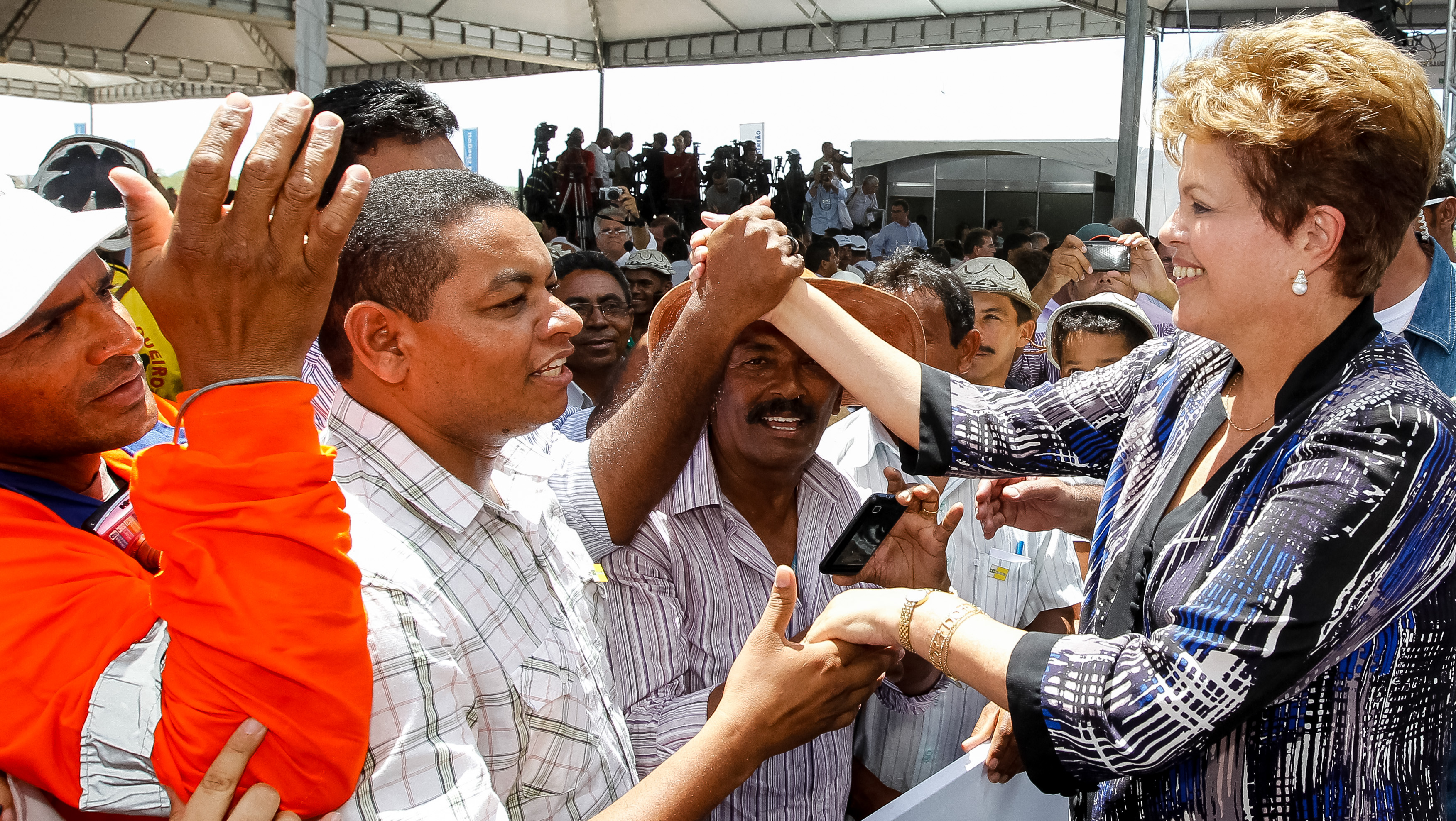 Presidenta Dilma Rousseff cumprimenta populares após cerimônia alusiva à visita ao Canal do Sertão Alagoano, no município de Água Branca. Água Branca - AL, 12/03/2013