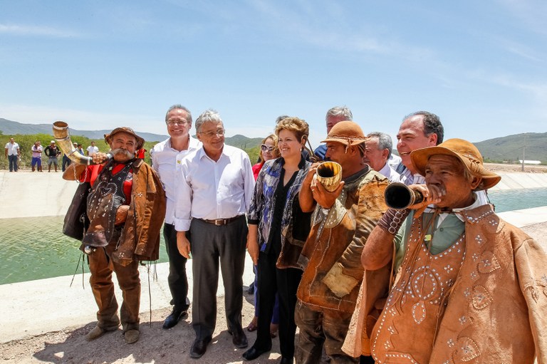 Presidenta Dilma Rousseff posa para foto com sertanejos durante cerimônia alusiva à visita ao Canal do Sertão Alagoano, no município de Água Branca. Água Branca - AL, 12/03/2013