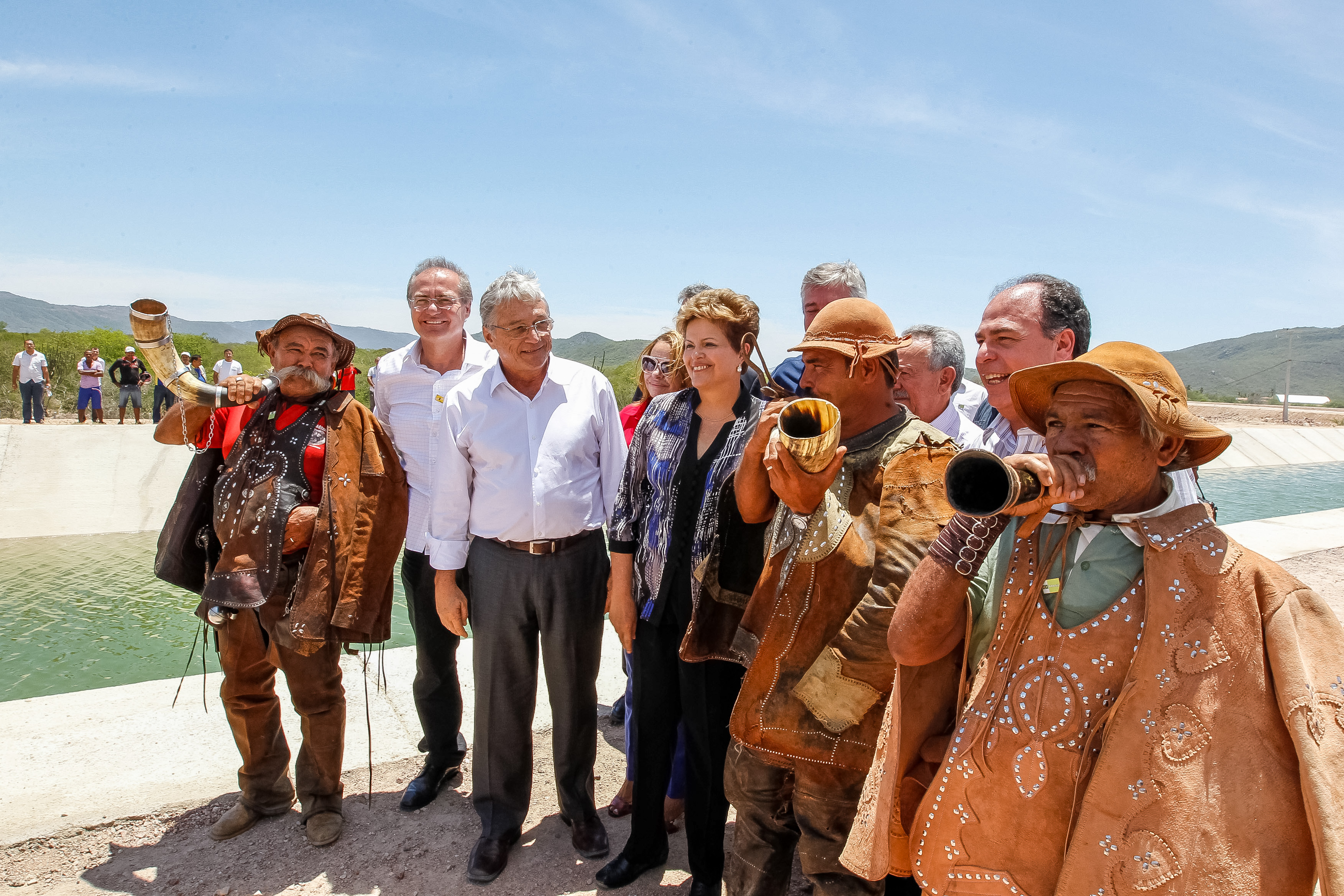 Presidenta Dilma Rousseff posa para foto com sertanejos durante cerimônia alusiva à visita ao Canal do Sertão Alagoano, no município de Água Branca. Água Branca - AL, 12/03/2013