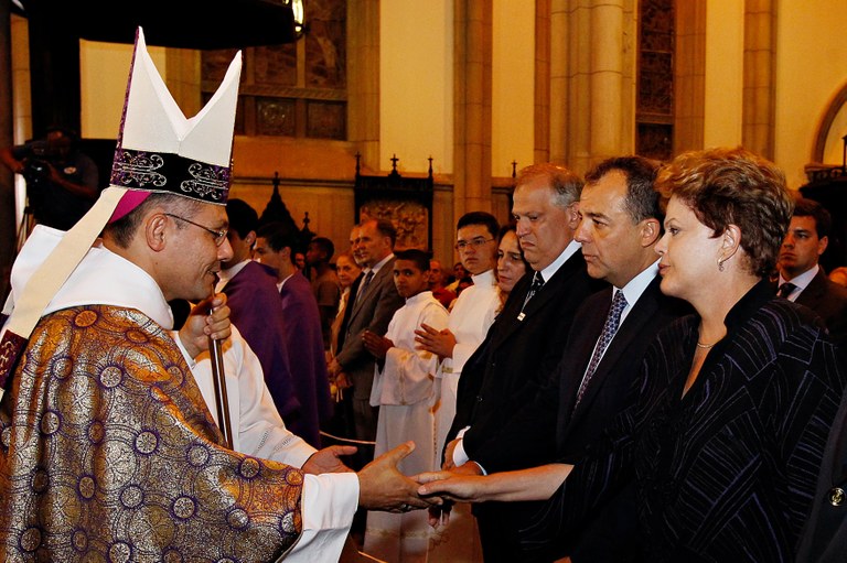 Presidenta Dilma Rousseff cumprimenta Dom Gregório Paixão durante missa em intenção das vítimas dos deslizamentos de terra no município de Petrópolis. Petrópolis-RJ, 25/03/2013