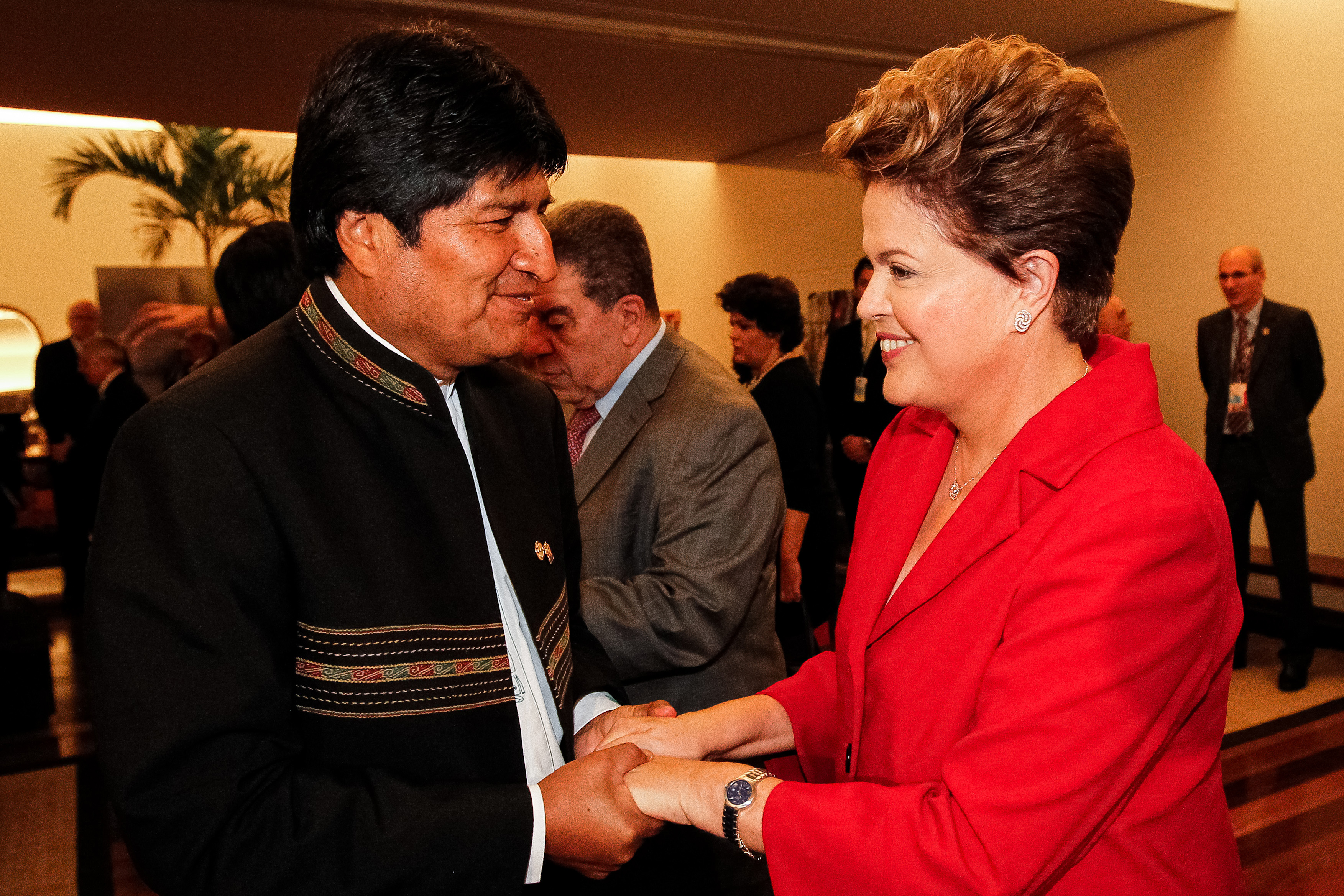 Presidenta Dilma Rousseff cumprimenta o Presidente da Bolívia, Juan Evo Morales durante primeira Reunião Plenária da Conferência das Nações Unidas sobre Desenvolvimento Sustentável (Rio+20). Rio de Janeiro - RJ, 20/06/2012