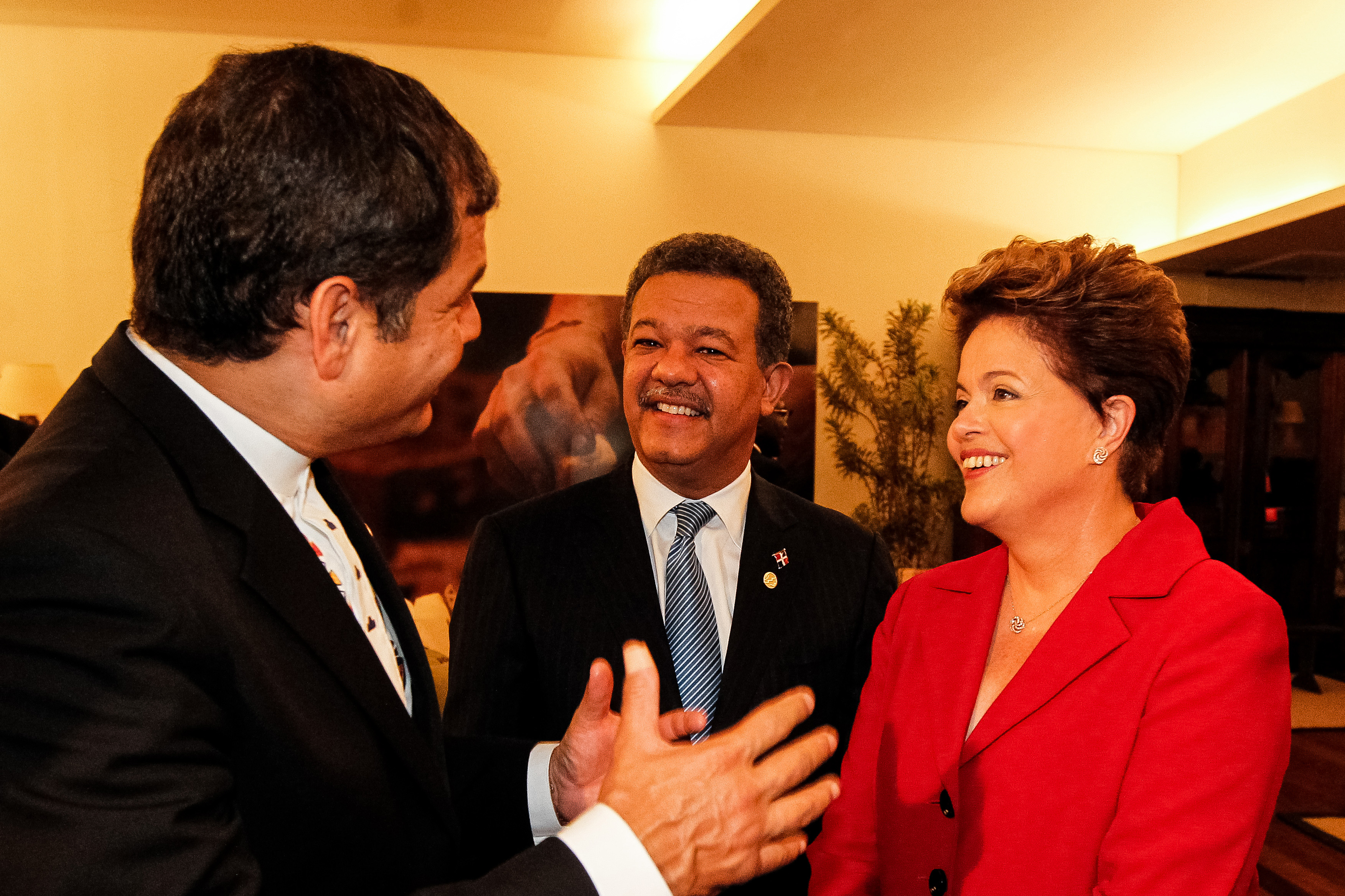 Presidenta Dilma Rousseff cumprimenta o Presidente do Equador, Rafael Correa durante primeira Reunião Plenária da Conferência das Nações Unidas sobre Desenvolvimento Sustentável (Rio+20).  Rio de Janeiro - RJ, 20/06/2012
