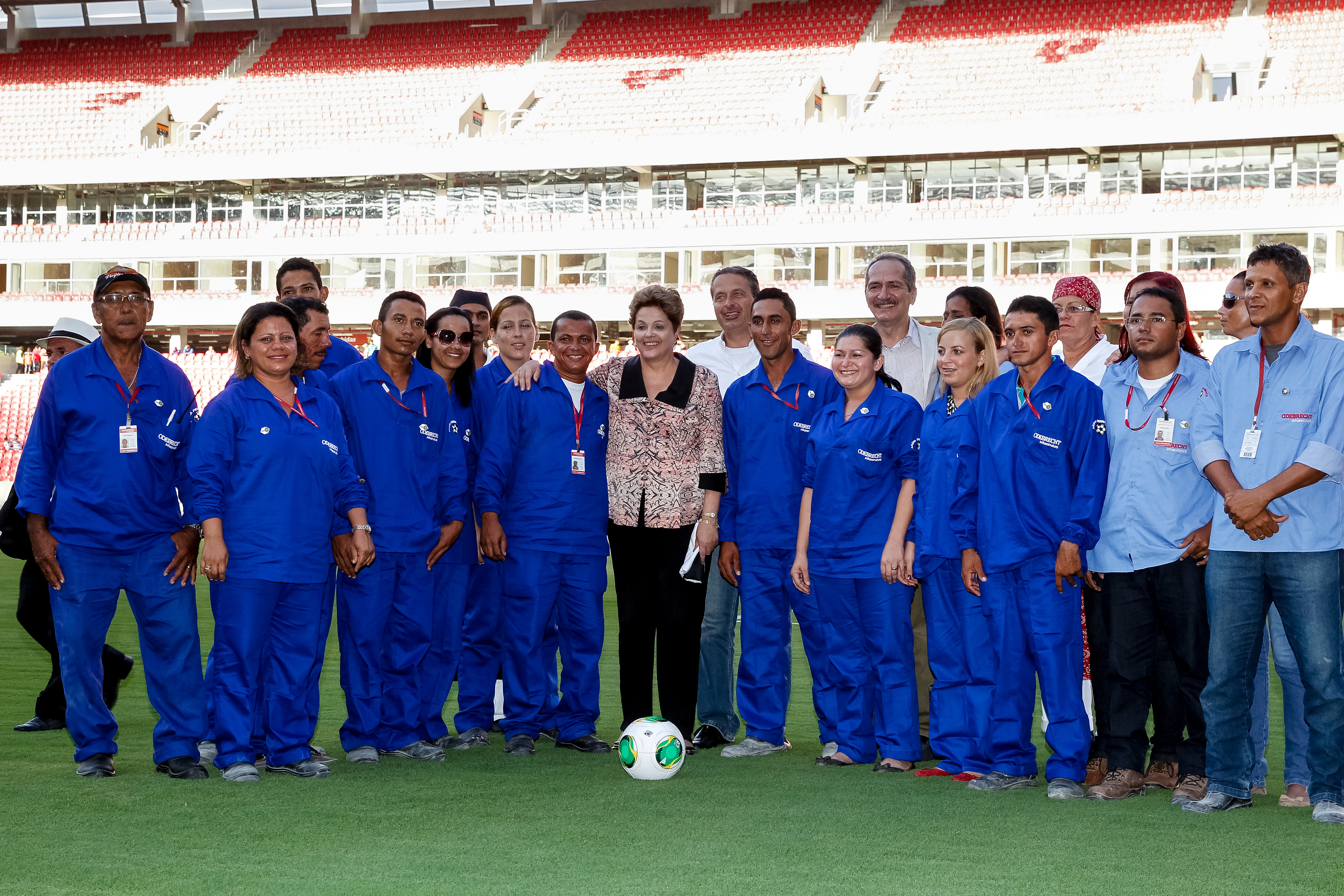 Presidenta Dilma Rousseff posa para foto com trabalhadores durante o primeiro Evento-Teste da Arena Pernambuco. São Lourenço da Mata - PE  20/05/2013