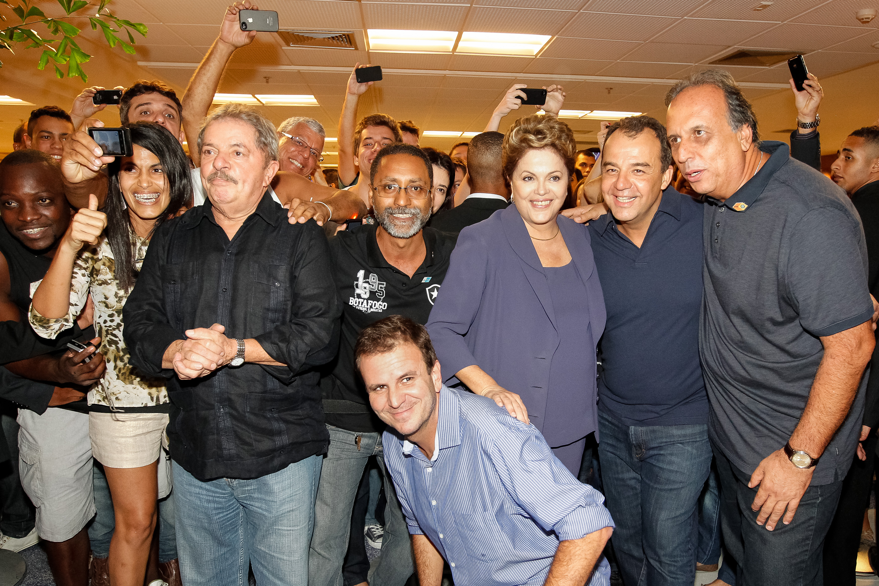 Presidenta Dilma Rousseff e Ex-Presidente Luiz Inácio Lula da Silva, Governador do Rio de Janeiro, Sérgio Cabral, Vice-Governador do Rio de Janeiro, Luiz Fernando Pezão e Prefeito do Rio de Janeiro, Eduardo Paes  no primeiro jogo-teste de futebol. Rio de Janeiro - RJ, 27/04/2013