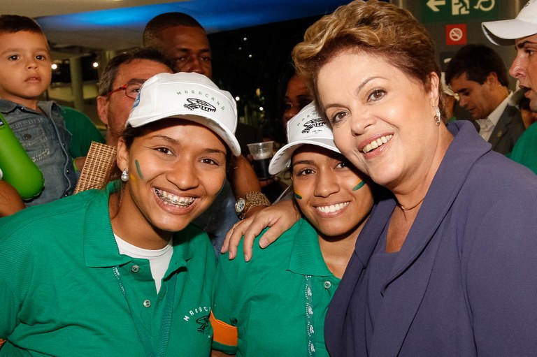 Presidenta Dilma Rousseff cumprimenta e posa para foto com populares durante o primeiro jogo-teste de futebol no Estádio Mário Filho - Maracanã. Rio de Janeiro-RJ, 27/04/2013