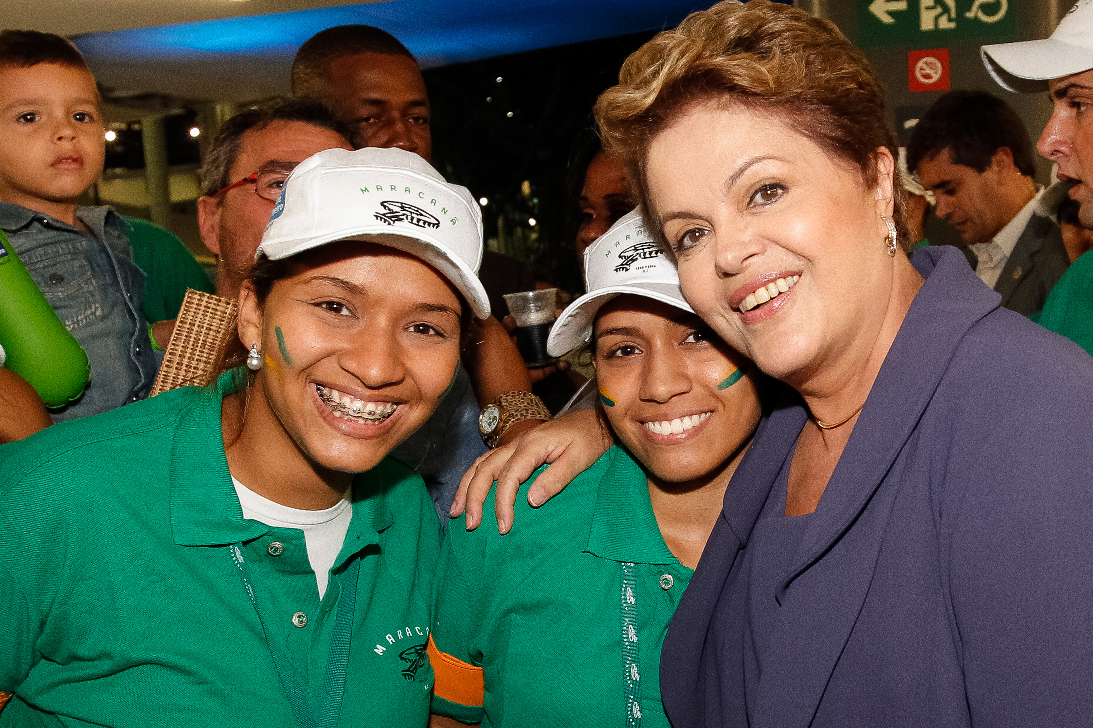Presidenta Dilma Rousseff cumprimenta e posa para foto com populares durante o primeiro jogo-teste de futebol no Estádio Mário Filho - Maracanã. Rio de Janeiro-RJ, 27/04/2013