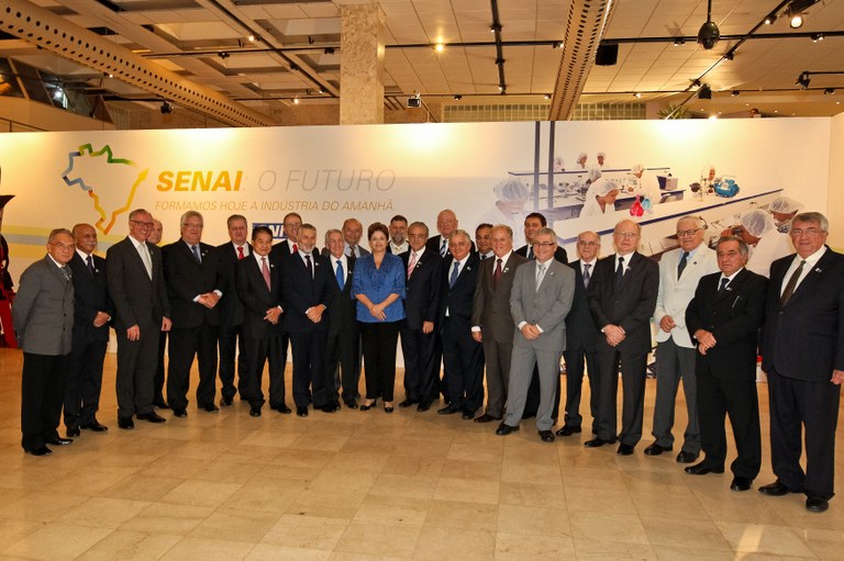 Presidenta Dilma Rousseff posa para foto com presidentes e representantes das federações de industrias brasileiras durante a cerimônia alusiva à exposição sobre o Programa de Apoio à Competitividade da Indústria. Brasília - DF, 13/04/2012