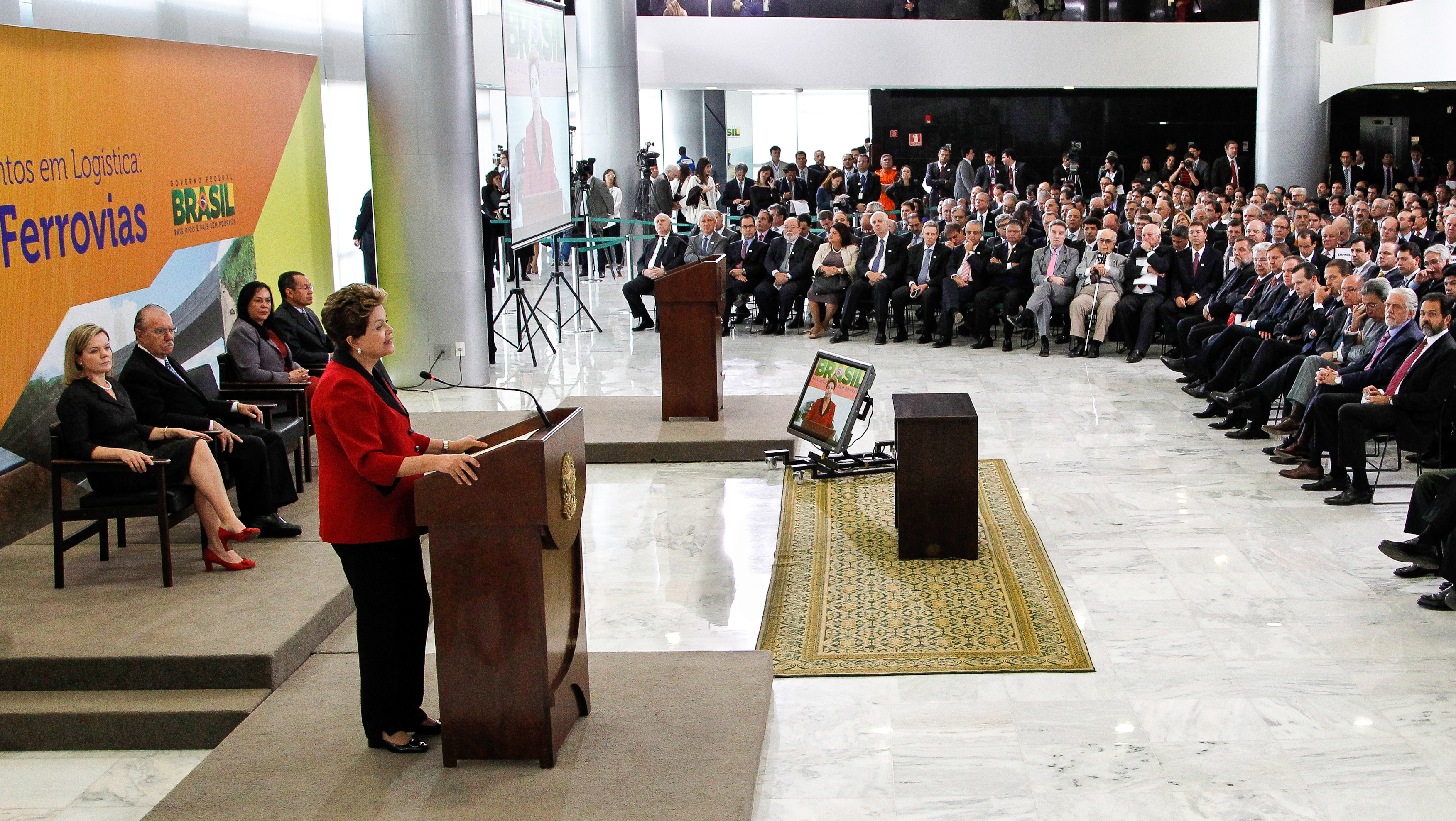 Presidenta Dilma Rousseff durante cerimônia de anúncio do Programa de Concessões de Rodovias e Ferrovias no Palácio do Planalto. Brasília - DF, 15/08/2012