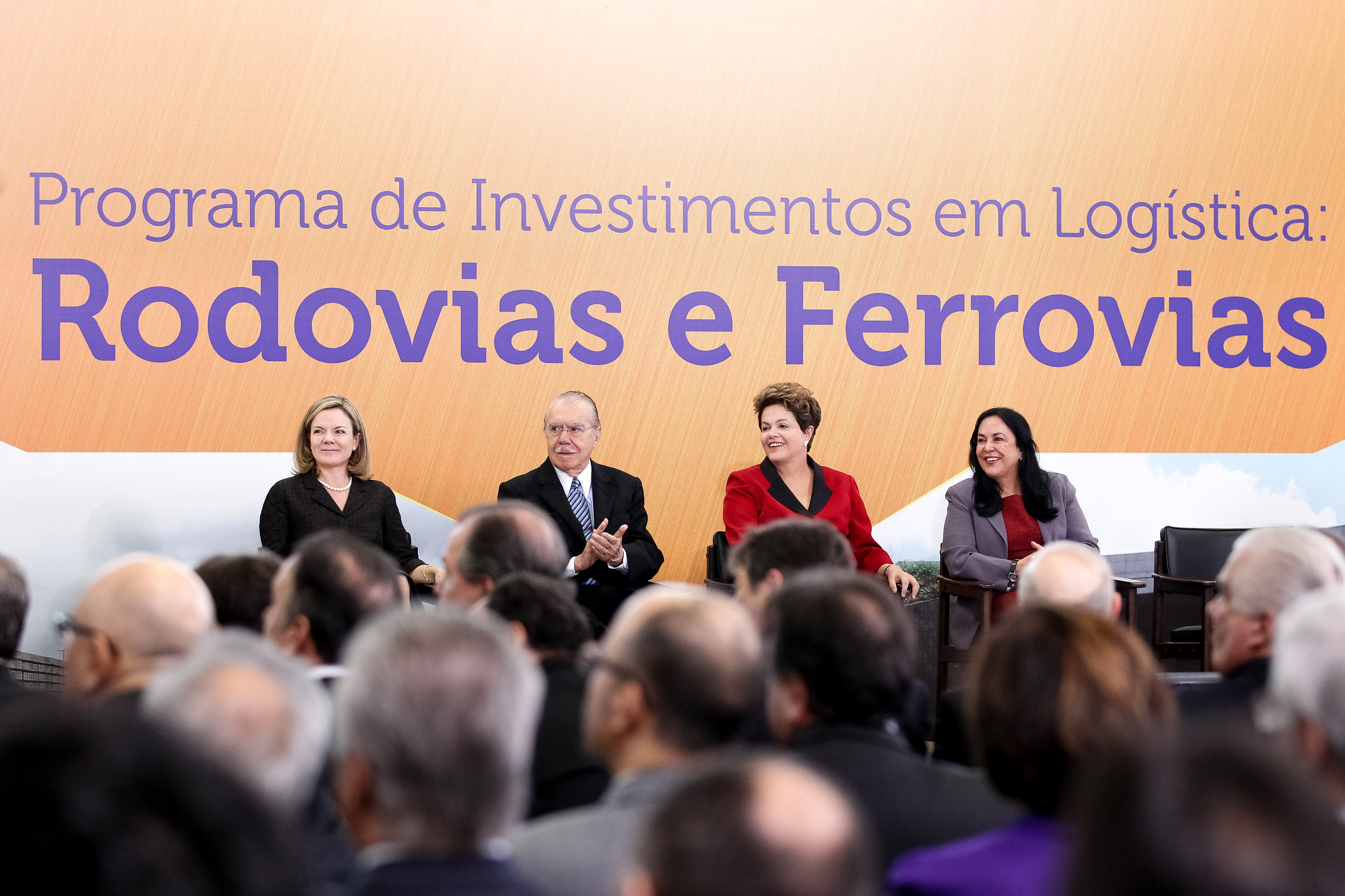 Presidenta Dilma Rousseff durante cerimônia de anúncio do Programa de Concessões de Rodovias e Ferrovias no Palácio do Planalto. Brasília - DF, 15/08/2012