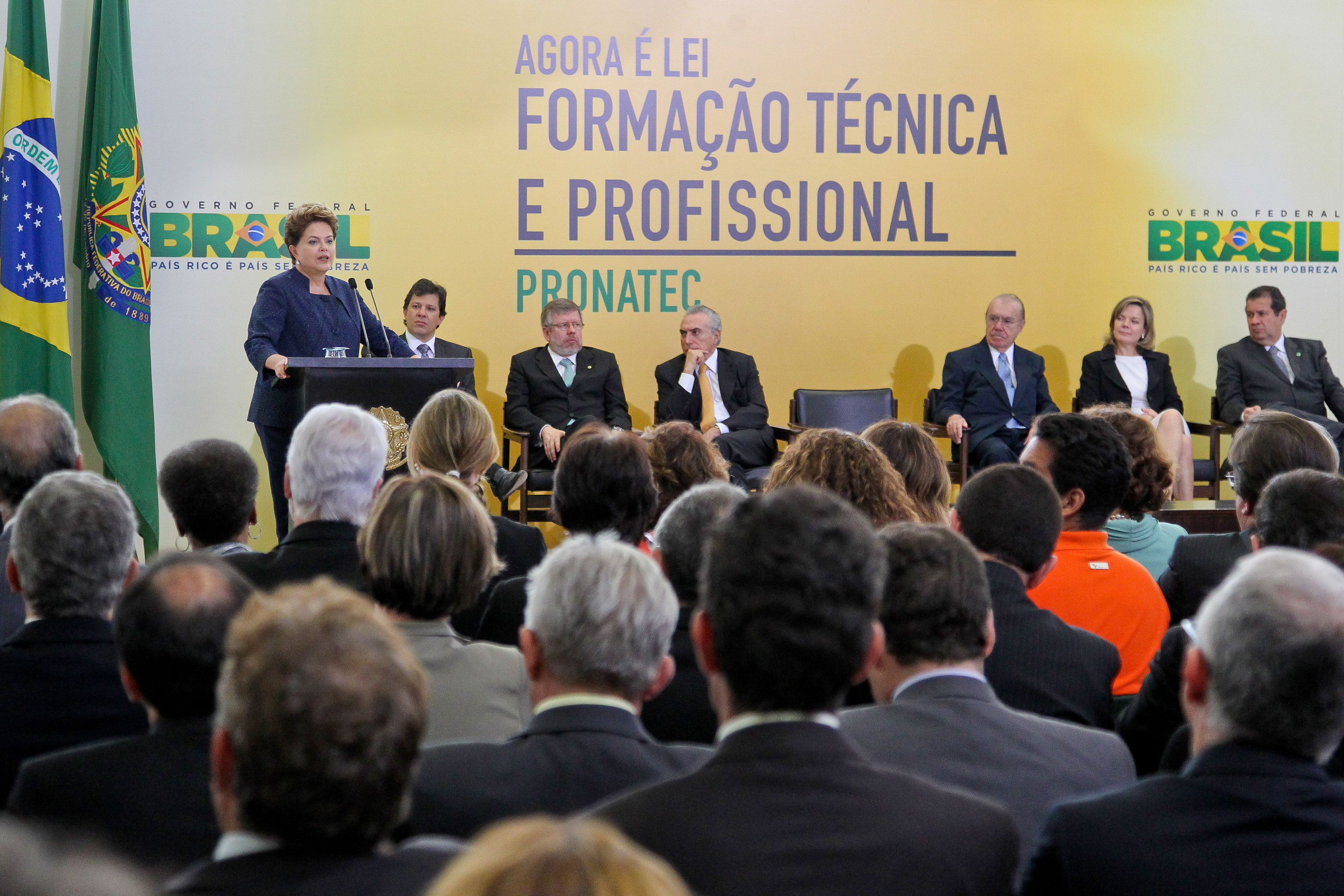 Presidenta Dilma Rousseff durante cerimônia de sanção da lei que cria o Programa Nacional de Acesso ao Ensino Técnico e ao Emprego (Pronatec). Brasília - DF, 26/10/2011