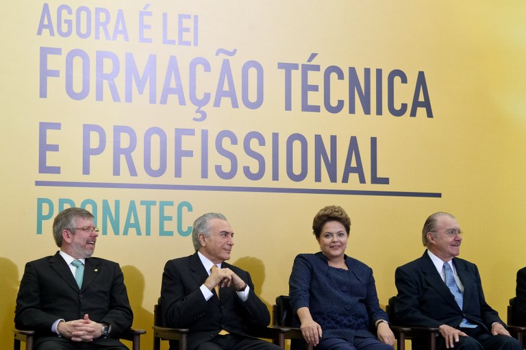 Presidenta Dilma Rousseff durante cerimônia de sanção da lei que cria o Programa Nacional de Acesso ao Ensino Técnico e ao Emprego (Pronatec). Brasília - DF, 26/10/2011