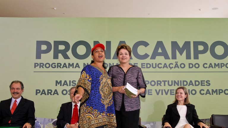Presidenta Dilma Rousseff   e a Sra. Antônia Vanderlucia de Oliveira Simplicio, durante cerimônia de lançamento do Programa Nacional de Educação no Campo - PRONACAMPO. Brasília - DF, 20/03/2012