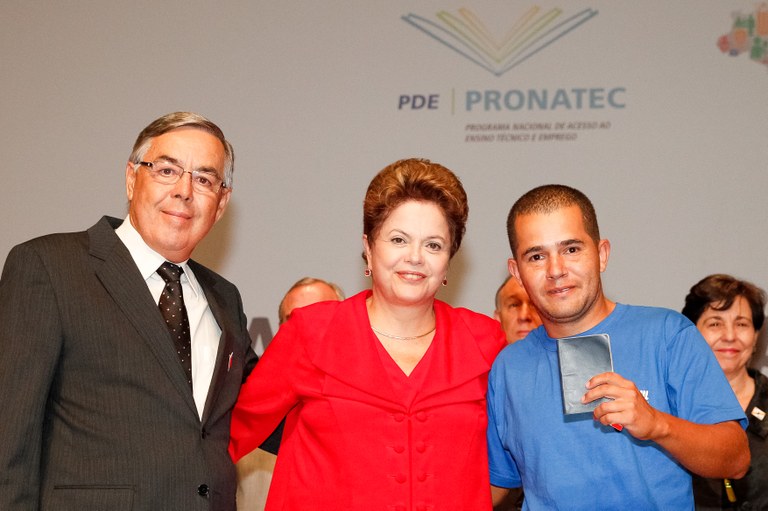 Presidenta Dilma Rousseff cumprimenta o senhor Jorge Henrique Bertoti Soares, ao assinar sua carteira de trabalho, juntamente com o senhor Aldo Couto Malta Dihl, diretor da Empresa Coesul . Porto Alegre - RS  12/04/2013