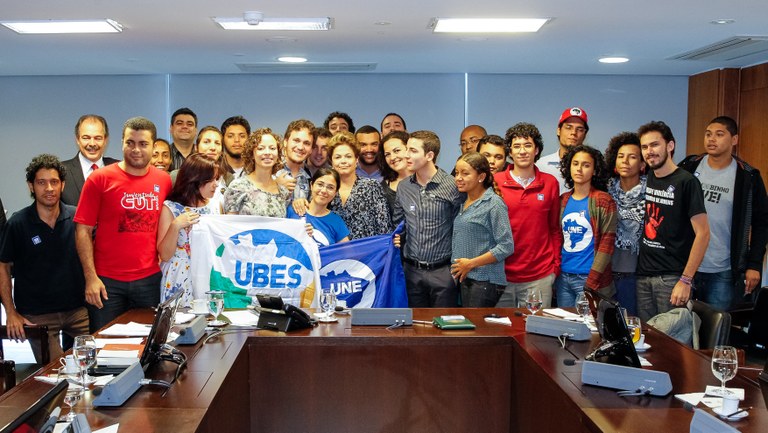 Presidenta Dilma Rousseff posa para foto com os representantes de Movimentos de Juventude. Brasília - DF, 28/06/2013