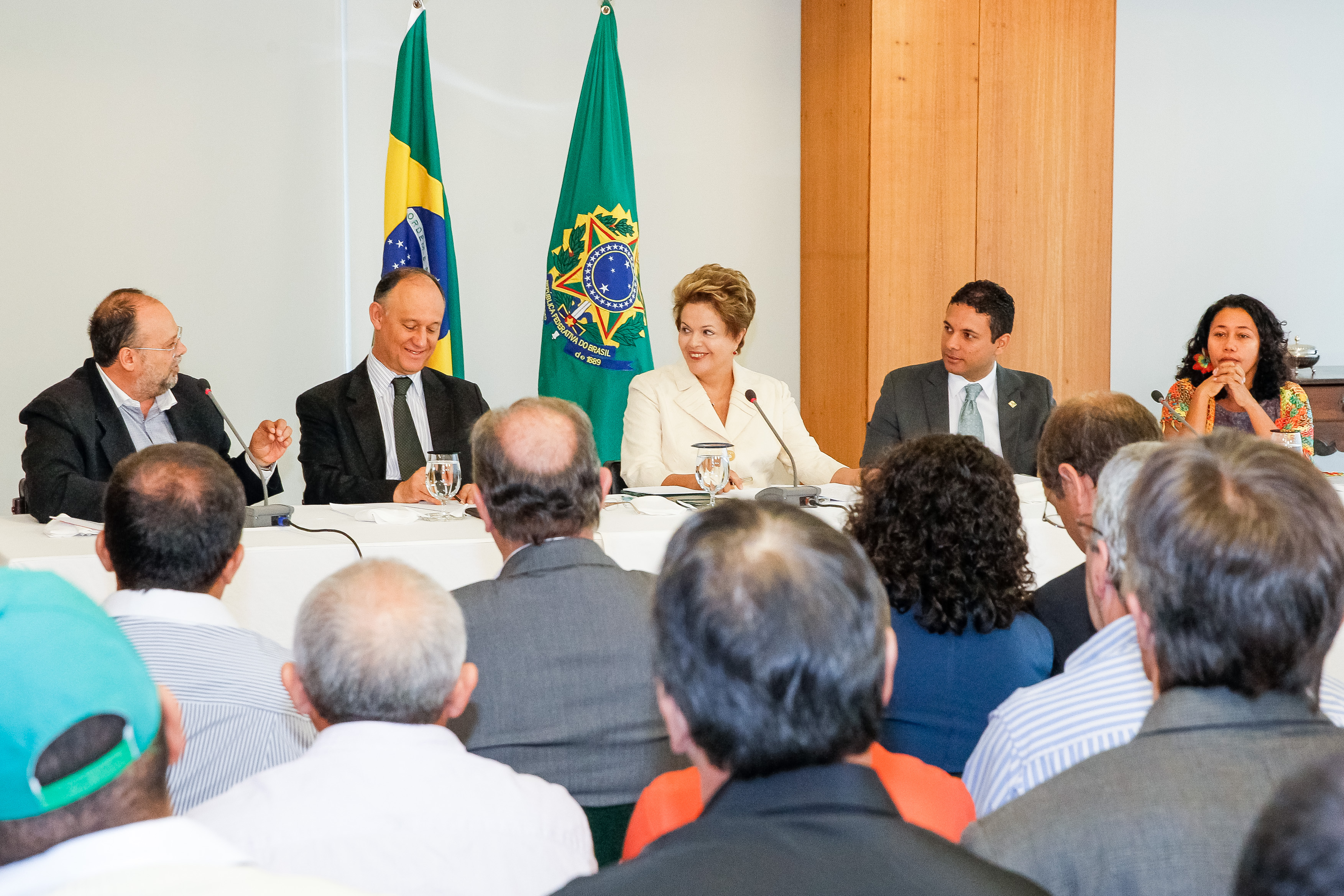 Presidenta Dilma Rousseff, Presidente da CONTAG, Alberto Broch, Ministro do Desenvolvimento Agrário, Pepe Vargas, Secretário Executivo da Secretaria Geral, Diogo de Sant'ana e a  Secretária de Mulheres Trabalhadoras Rurais, Carmen Helena durante encontro com representantes do 19º Grito da Terra Brasil 2013. Brasília-DF, 24/04/2013