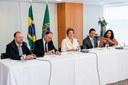 Presidenta Dilma Rousseff, Presidente da CONTAG, Alberto Broch, Ministro do Desenvolvimento Agrário, Pepe Vargas, Secretário Executivo da Secretaria Geral, Diogo de Sant'ana e a  Secretária de Mulheres Trabalhadoras Rurais, Carmen Helena durante encontro com representantes do 19º Grito da Terra Brasil 2013. Brasília-DF, 24/04/2013