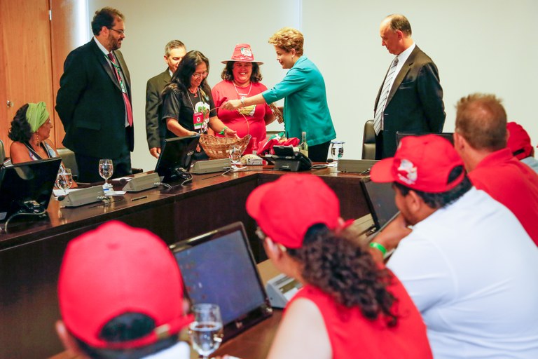 Presidenta Dilma Rousseff recebe representantes do Movimento dos Trabalhadores Sem Terra - MST. Brasília-DF, 13/02/2014