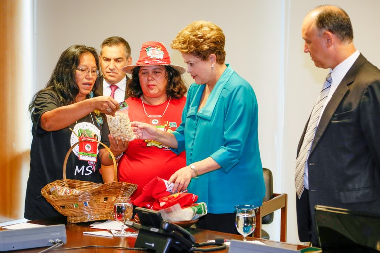  Presidenta Dilma Rousseff recebe representantes do Movimento dos Trabalhadores Sem Terra - MST. Brasília-DF, 13/02/2014  