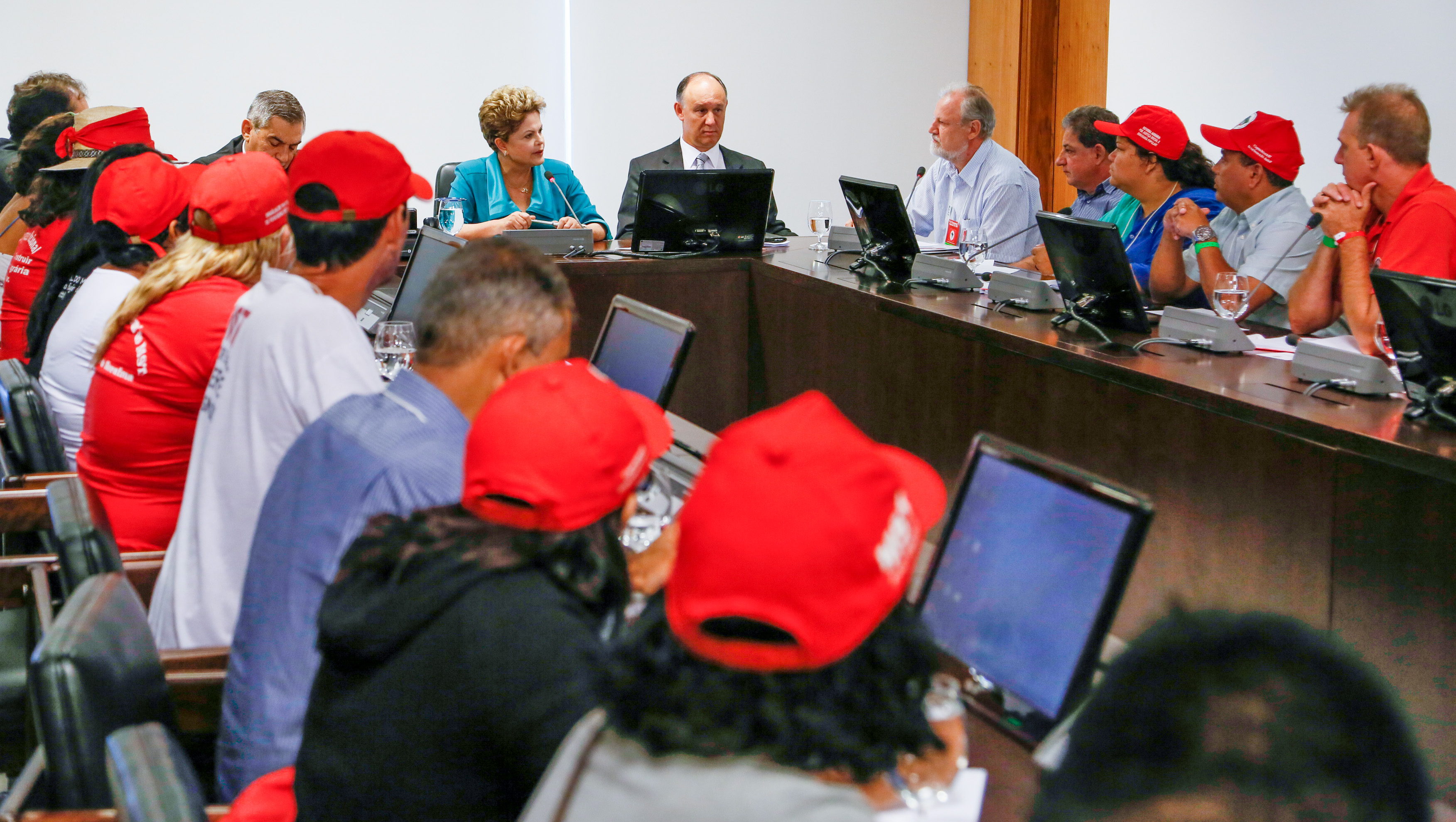  Presidenta Dilma Rousseff recebe representantes do Movimento dos Trabalhadores Sem Terra - MST. Brasília-DF, 13/02/2014  
