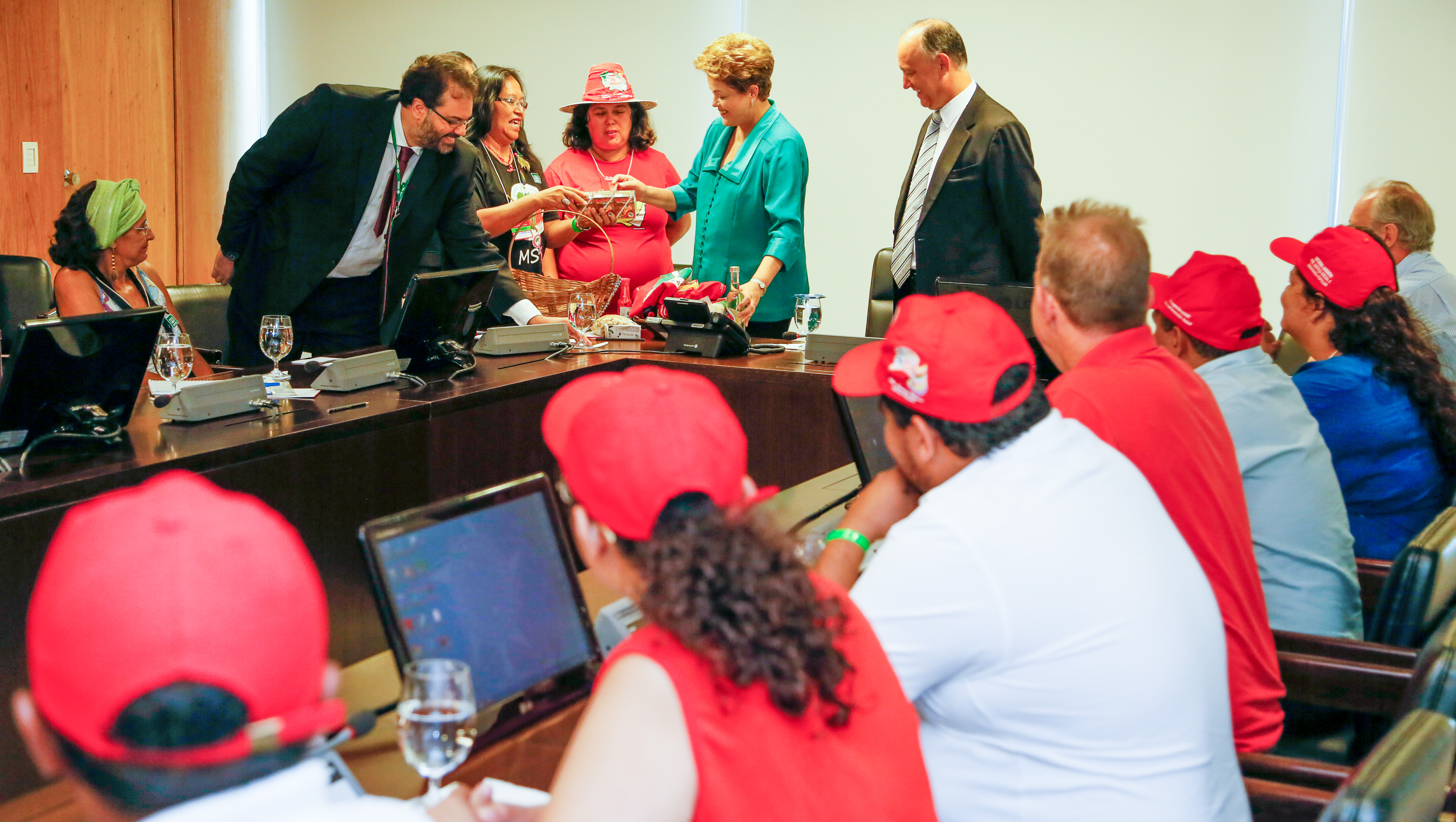  Presidenta Dilma Rousseff recebe representantes do Movimento dos Trabalhadores Sem Terra - MST. Brasília-DF, 13/02/2014  