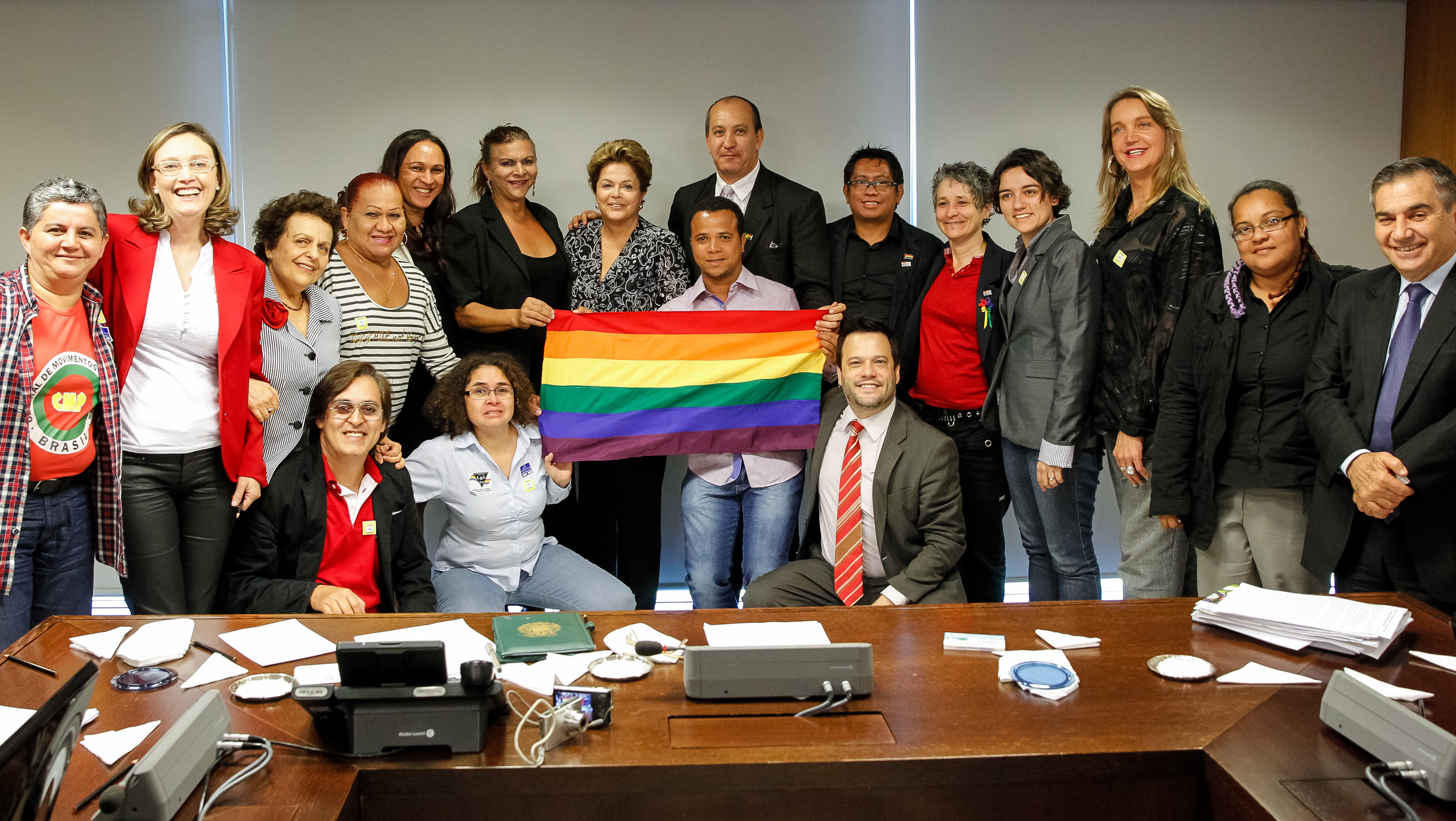 Presidenta Dilma Rousseff posa para foto com os representantes do Movimento LGBT. Brasília - DF, 28/06/2013