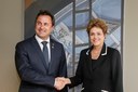 Presidenta Dilma Rousseff cumprimenta o Sr. Xavier Bettel, Primeiro-ministro de Luxemburgo durante retiro dos Chefes de Estado e de Governo da II Cúpula UE-CELAC. Bruxelas-Bélgica, 11/06/2015