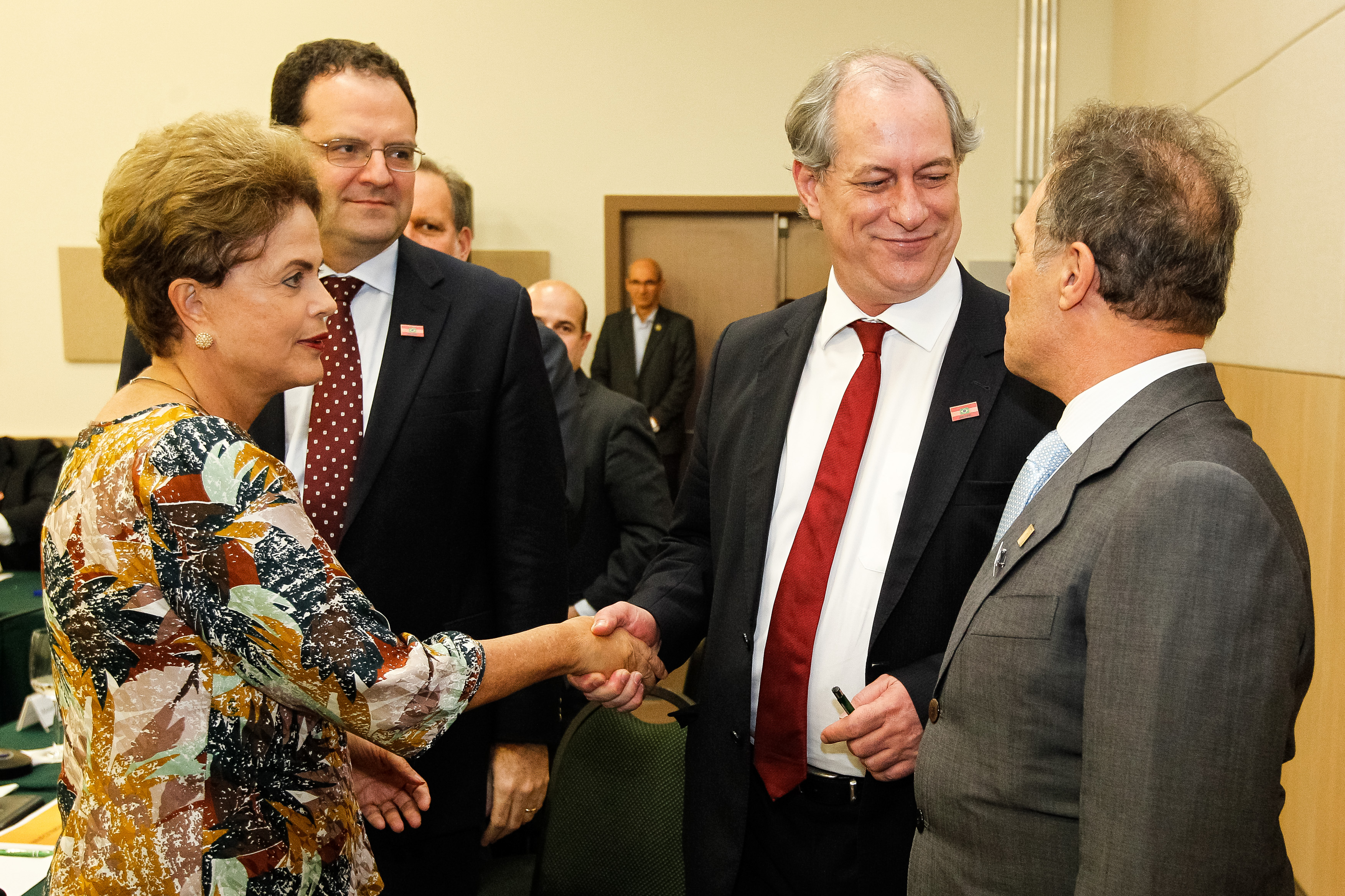 Presidenta Dilma Rousseff cumprimenta Ciro Gomes, Diretor Presidente da Transnordestina S/A e José Carlos Pontes, Presidente da Marquise Engenharia S/A após assinatura da Ordem de Serviço do Lote 4 do Trecho Missão Velha-Pecém da Ferrovia Transnordestina durante Reunião com Empresários do Ceará. Fortaleza-CE, 28/08/2015