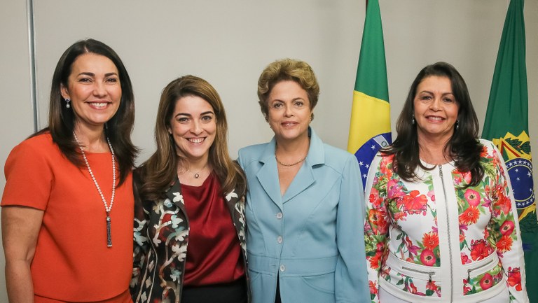Presidenta Dilma Rousseff posa para foto com a Governadora de Roraima, Suely Campos a Vice-Governadora do Acre, Nazareth Araújo e a Vice-Governadora do Piauí, Margarete de Castro Coelho durante reunião com governadores no Palácio do Planalto. Brasília-DF, 08/12/2015 Presidenta Dilma Rousseff posa para foto com a Governadora de Roraima, Suely Campos a Vice-Governadora do Acre, Nazareth Araújo e a Vice-Governadora do Piauí, Margarete de Castro Coelho durante reunião com governadores no Palácio do Planalto. Brasília-DF, 08/12/2015