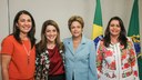 Presidenta Dilma Rousseff posa para foto com a Governadora de Roraima, Suely Campos a Vice-Governadora do Acre, Nazareth Araújo e a Vice-Governadora do Piauí, Margarete de Castro Coelho durante reunião com governadores no Palácio do Planalto. Brasília-DF, 08/12/2015