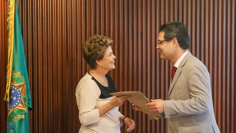 Presidenta Dilma Rousseff recebe parecer do jurista Marcelo Neves durante reunião com juristas no Palácio do Planalto. Brasília-DF, 07/12/2015