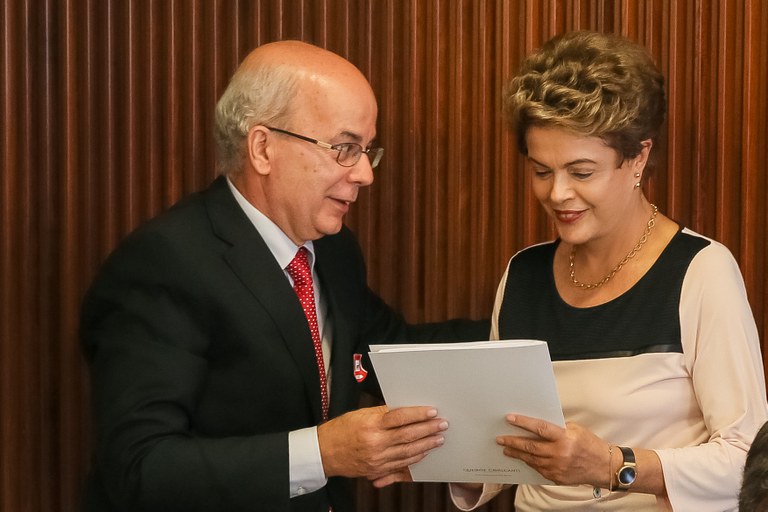  Presidenta Dilma Rousseff recebe parecer do jurista Francisco Queiroz durante reunião com juristas no Palácio do Planalto. Brasília-DF, 07/12/2015