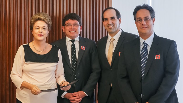 Presidenta Dilma Rousseff recebe parecer dos juristas Gustavo Santos, João Paulo Souza e Marcelo Labança durante reunião com juristas no Palácio do Planalto. Brasília-DF, 07/12/2015