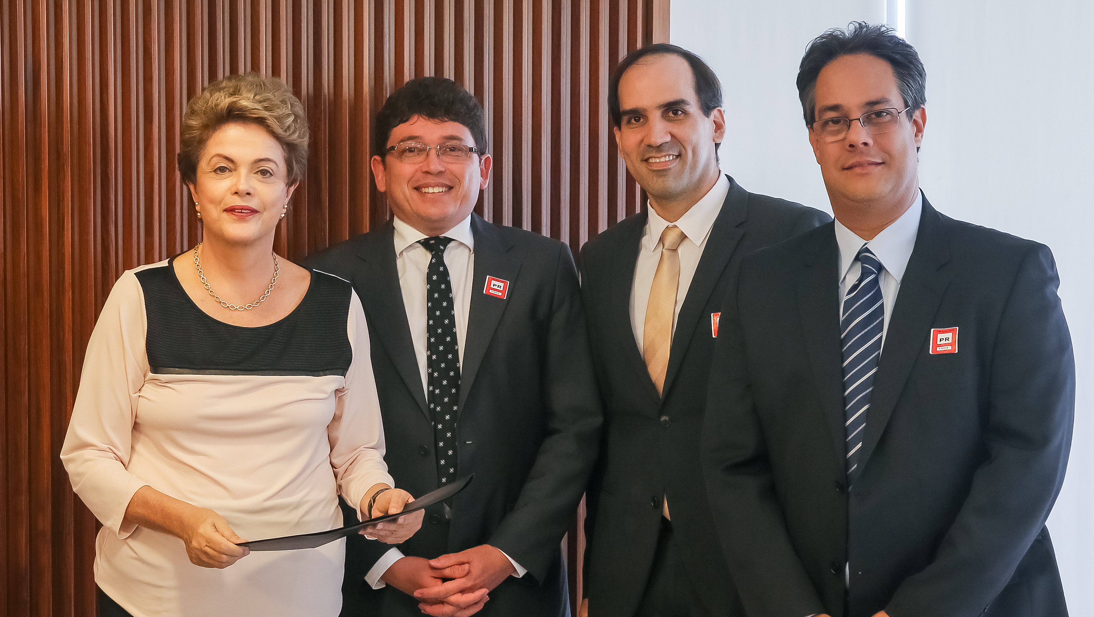 Presidenta Dilma Rousseff recebe parecer dos juristas Gustavo Santos, João Paulo Souza e Marcelo Labança durante reunião com juristas no Palácio do Planalto. Brasília-DF, 07/12/2015