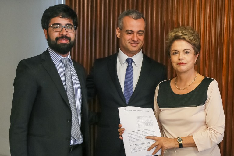 Presidenta Dilma Rousseff recebe parecer dos juristas Cláudio Pereira de Souza Neto e Ademar Borges de Sousa Filho durante reunião com juristas no Palácio do Planalto. Brasília-DF, 07/12/2015