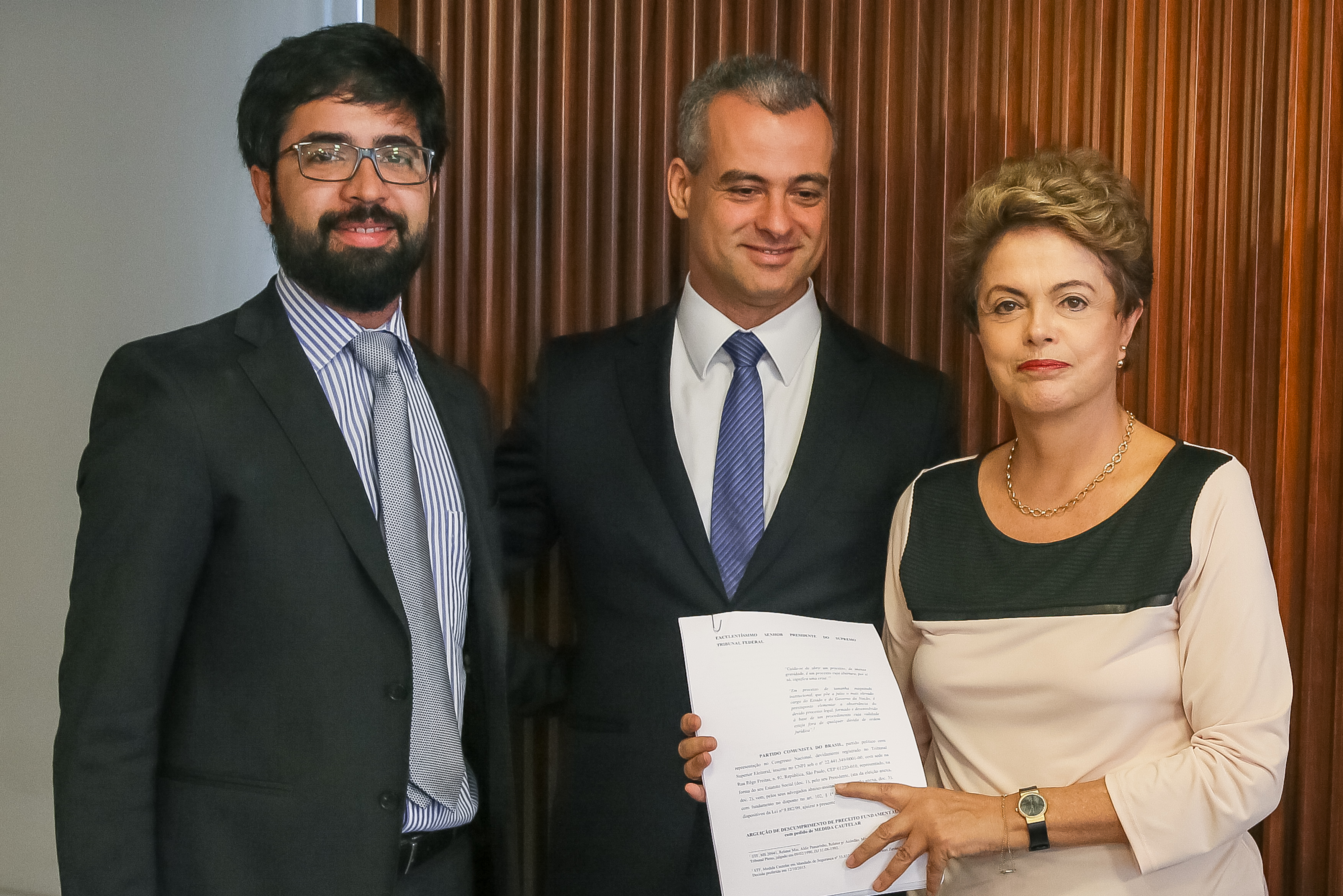 Presidenta Dilma Rousseff recebe parecer dos juristas Cláudio Pereira de Souza Neto e Ademar Borges de Sousa Filho durante reunião com juristas no Palácio do Planalto. Brasília-DF, 07/12/2015