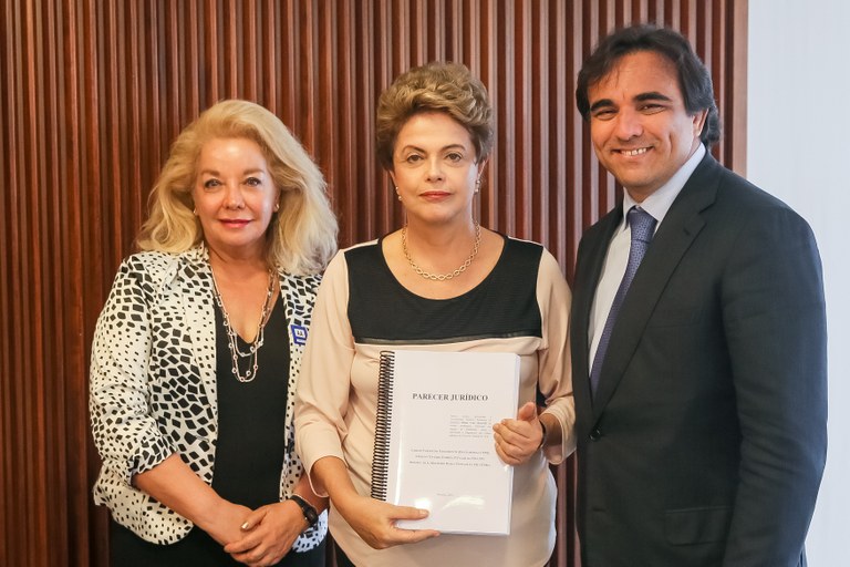  Presidenta Dilma Rousseff recebe parecer dos juristas Misabel Abreu Machado Derzi e Heleno Taveira Torres durante reunião com juristas no Palácio do Planalto. Brasília-DF, 07/12/2015