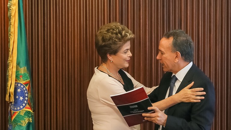 Presidenta Dilma Rousseff recebe parecer dos juristas Juarez Tavares e Geraldo Prado e durante reunião com juristas no Palácio do Planalto. Brasília-DF, 07/12/2015