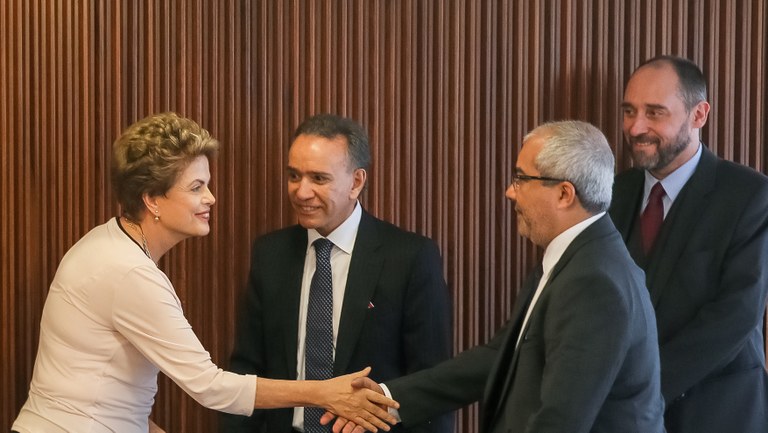  Presidenta Dilma Rousseff recebe parecer dos juristas Juarez Tavares e Geraldo Prado e durante reunião com juristas no Palácio do Planalto. Brasília-DF, 07/12/2015