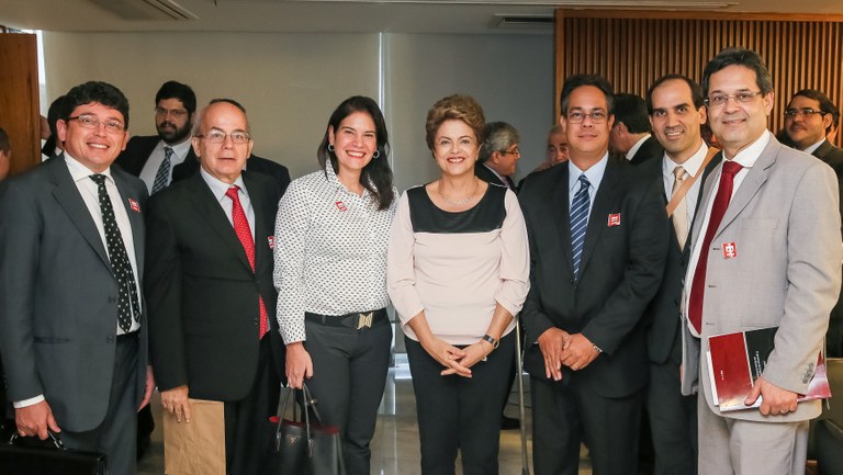Presidenta Dilma Rousseff posa para foto com juristas após reunião no Palácio do Planalto. Brasília-DF, 07/12/2015