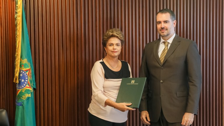 Presidenta Dilma Rousseff recebe parecer do jurista André Ramos Tavares durante reunião com juristas no Palácio do Planalto. Brasília-DF, 07/12/2015