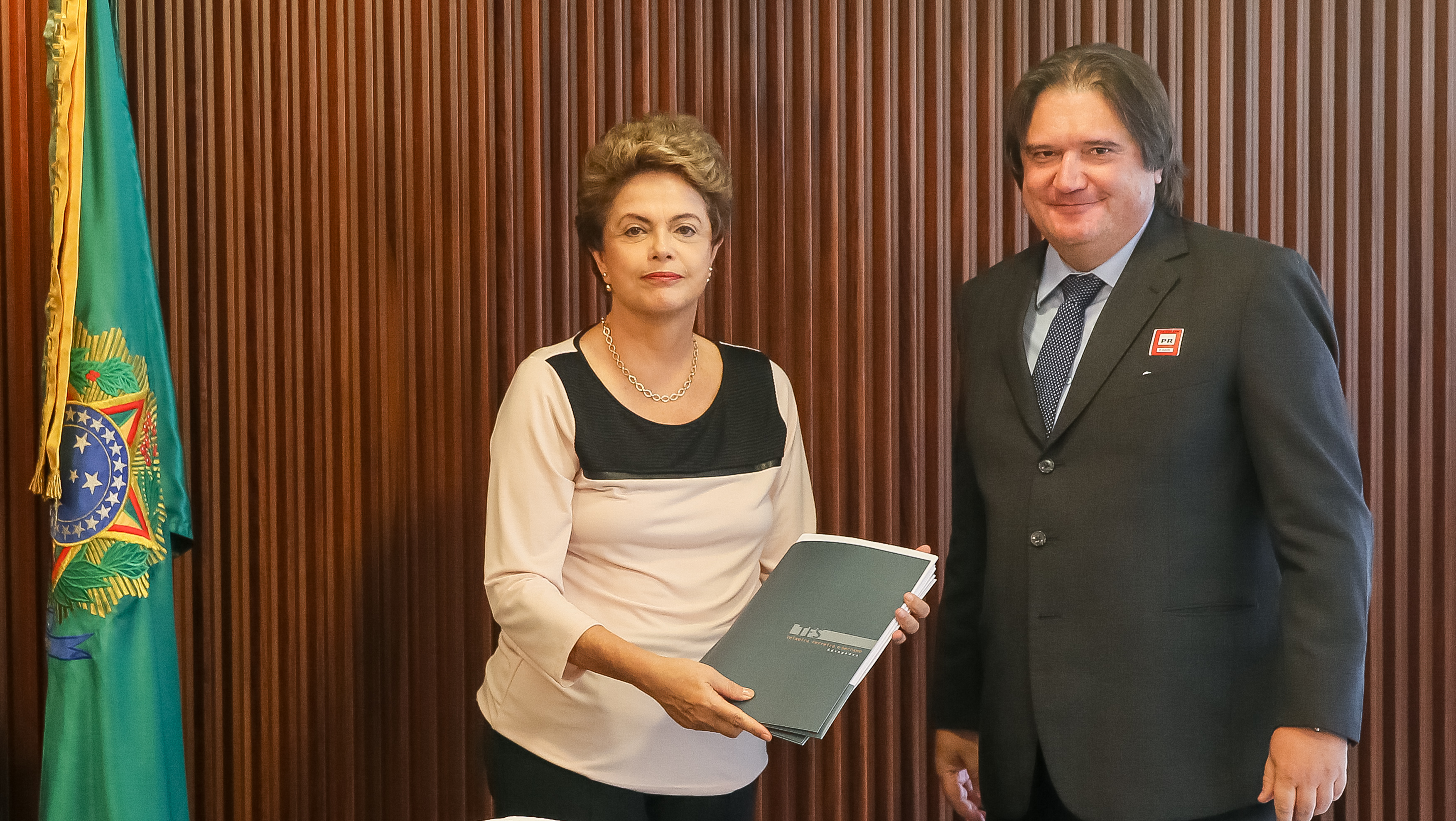 Presidenta Dilma Rousseff recebe parecer do jurista Pedro Estevam Serrano durante reunião com juristas no Palácio do Planalto. Brasília - DF, 07/12/2015