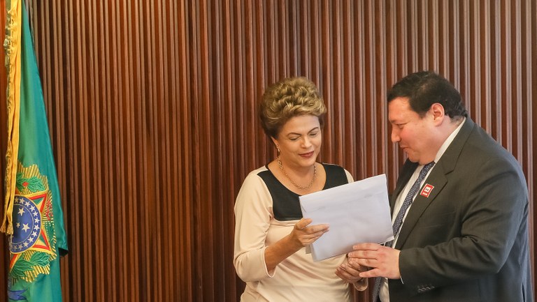 Presidenta Dilma Rousseff recebe parecer do jurista Gilberto Bercovici durante reunião com juristas no Palácio do Planalto. Brasília-DF, 07/12/2015