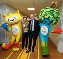 Presidenta Dilma Rousseff posa para foto com os mascotes Vinicius e Tom, acompanhada do senhor Carlos Nuzman Presidente do Rio 2016, durante reunião com o Comitê Organizador dos Jogos Olímpicos e Paralímpicos Rio 2016. Rio de Janeiro-RJ, 12/05/2015