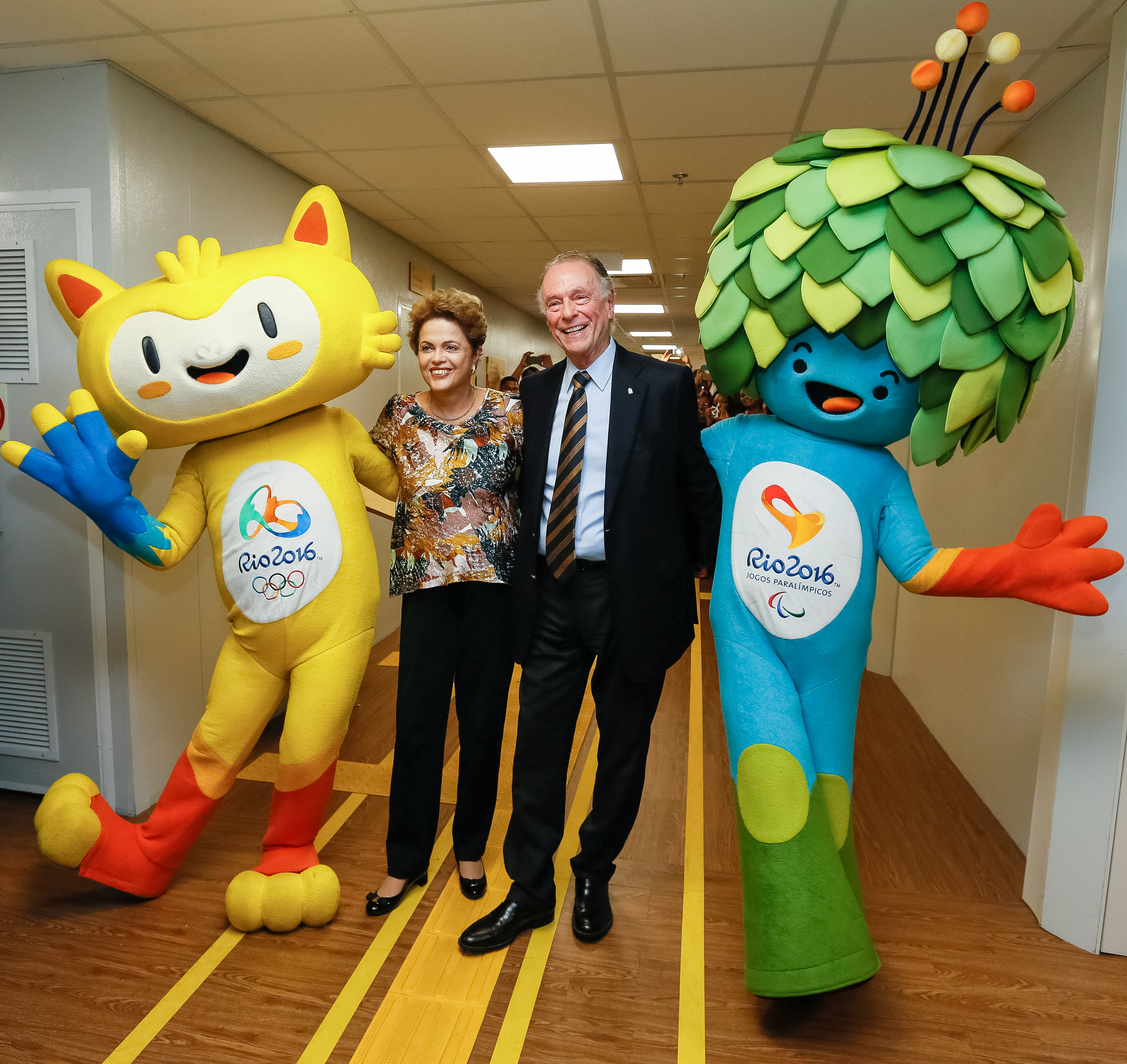 Presidenta Dilma Rousseff posa para foto com os mascotes Vinicius e Tom, acompanhada do senhor Carlos Nuzman Presidente do Rio 2016, durante reunião com o Comitê Organizador dos Jogos Olímpicos e Paralímpicos Rio 2016. Rio de Janeiro-RJ, 12/05/2015