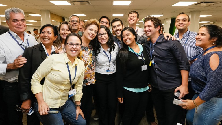 Presidenta Dilma Rousseff posa para foto durante visita à Sede do Comitê Organizador dos Jogos Olímpicos e Paralímpicos Rio 2016. Rio de Janeiro-RJ, 12/05/2015