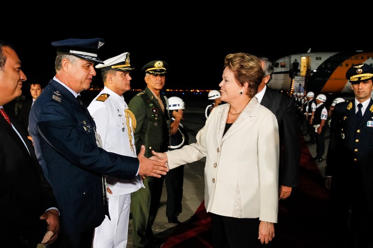 Presidenta Dilma Rousseff recebe cumprimentos na chegada a Lima para a reunião da Cúpula Extraordinária da Unasul. Lima - Peru, 18/04/2013