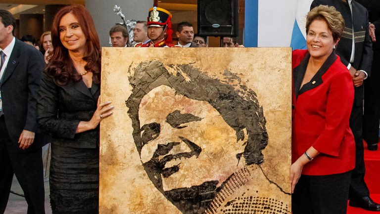 Presidenta Dilma Rousseff é presenteada com quadro pela presidenta Cristina Kirchner durante reunião da cúpula extraordinária de Chefes de Estado da UNASUL. Mendoza-ARG, 29/06/2012